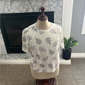Lou & Grey Leaf Print Short Sleeve Top - White and Gray